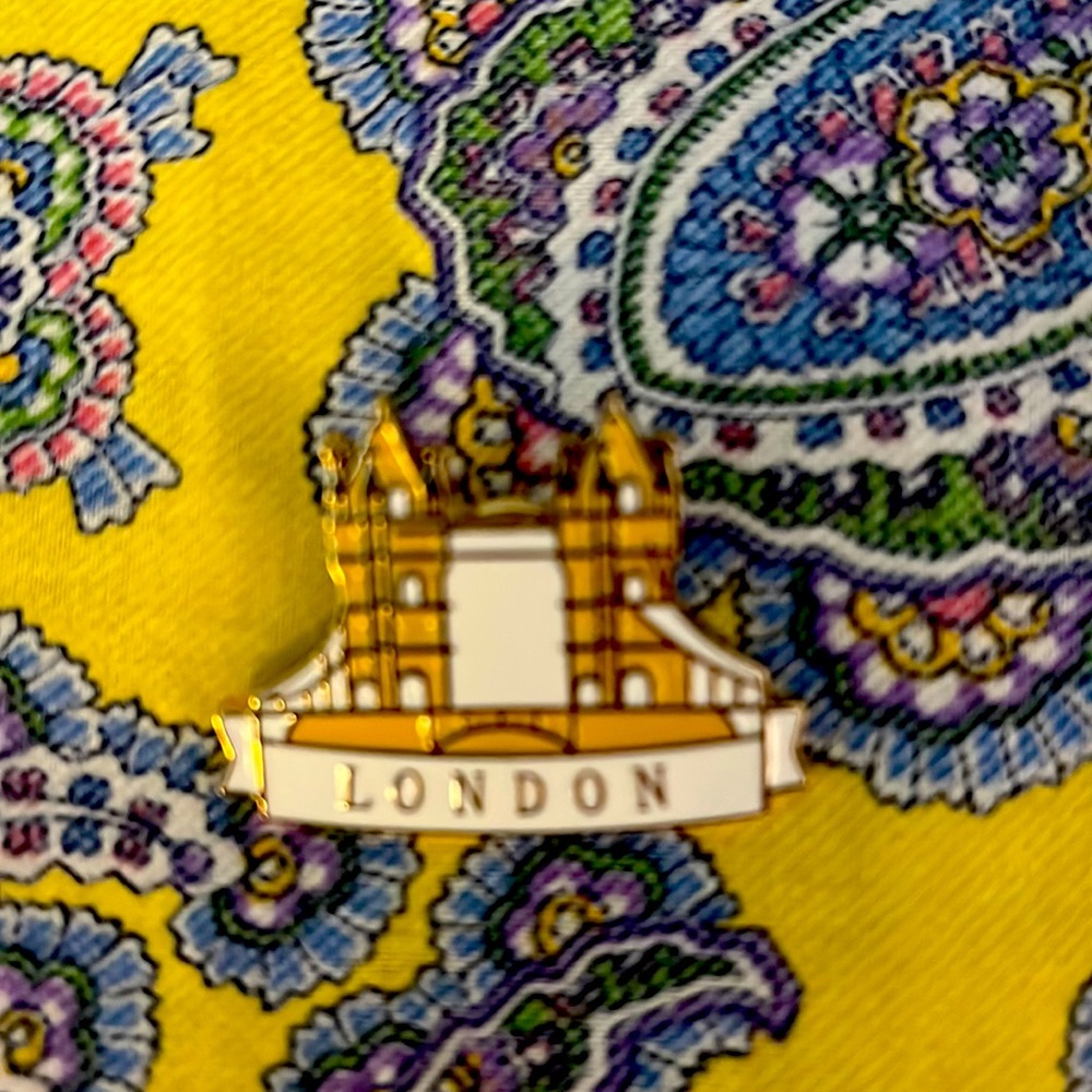 Burberry LONDON BRIDGE Enamel Pin